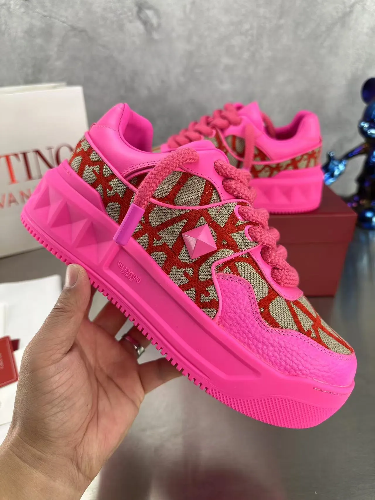 👟👟Ex-factory price 640👟👟 🔺Valentino🔺Valentino new casual shoes 2023 latest model hot style for catwalk couples, thick shoelaces, the same style as Elsa Hosk, Zhang Yixing, Guan Xiaotong and many other stars 🔥 Top version + lasting process, full oil edge on the upper. Fabric: Customized cowhide + cowhide lining with breathable mesh. Outsole: original molded TPU thickened outsole. Size for women is 35-40. Men’s size is 39-45.